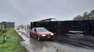 Caos en la Ruta 2: Un Camión volcó y otro se despistó  por las ráfagas de 70 km/h