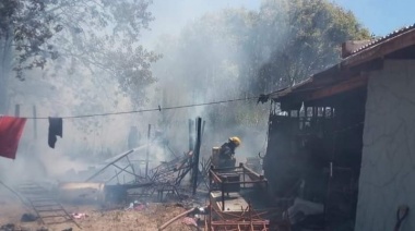 Rescatan a dos niñas entre las llamas al incendiarse una vivienda en Mar del Tuyú