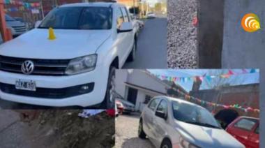 Roban dos vehículos de la puerta de una concesionaria