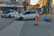 Choque entre un auto y una moto en la intersección de 16 y 1