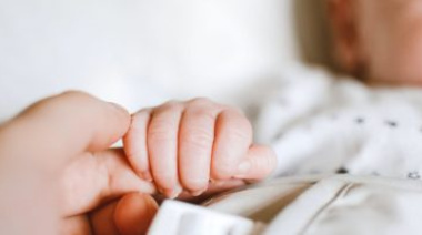 Semana del Sueño Seguro: especialistas advierten sobre los riesgos del colecho en bebés