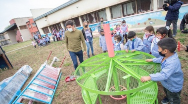 Continua la entrega de juegos de plaza en los Jardines de Infantes del distrito
