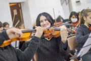 Entregan instrumentos musicales a los alumnos de la Orquesta Escuela del Partido de La Costa