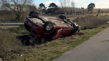 Vuelco en la Ruta 11: pareja de Mar del Tuyú sin heridas tras impactar contra un poste