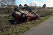 Vuelco en la Ruta 11: pareja de Mar del Tuyú sin heridas tras impactar contra un poste