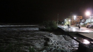 La crecida del mar generó daños en algunas bajadas