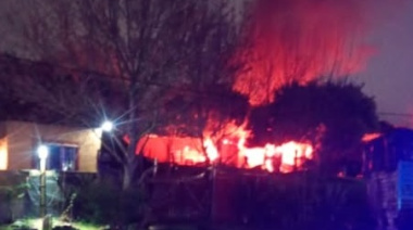 Tragedia en Villa Gesell: un niño murió en un incendio y su padre lucha por su vida