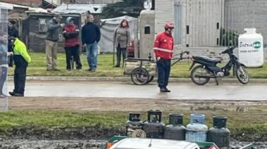 Una camioneta cargada con garrafas cayó a un zanjón en Santa Teresita