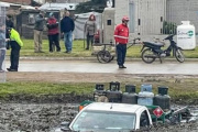Una camioneta cargada con garrafas cayó a un zanjón en Santa Teresita