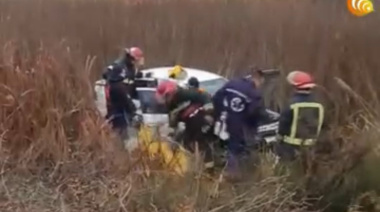 Susto en la Ruta 11: un auto despistó y cayó a un zanjón en Aguas Verdes
