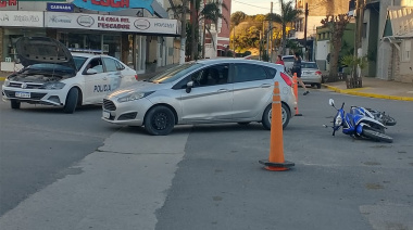 Choque entre un auto y una moto en la intersección de 16 y 1
