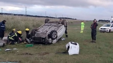 Mujer resulta herida tras volcar su auto en la Ruta 11, cerca de Nueva Atlantis