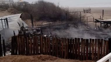 Incendio destruye parte del balneario AMGAA Beach en Mar de Ajó y creen que fue intencional