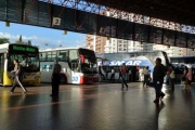 Retorna el transporte de pasajeros aéreo y terrestre