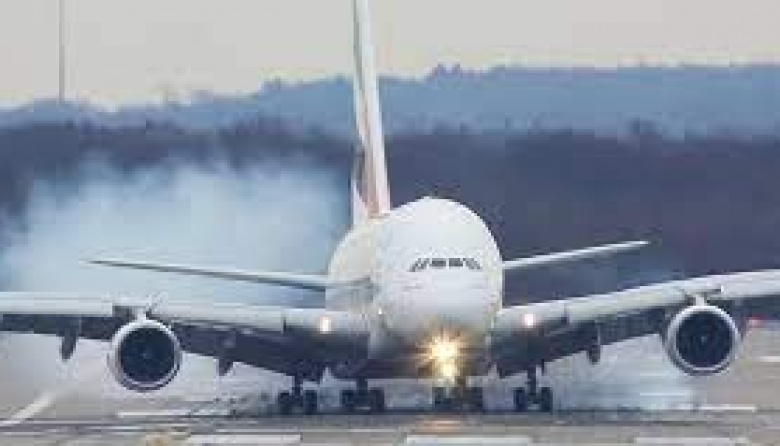 El piloto se descompensó y un pasajero sin experiencia tuvo que aterrizar el avión: “Está incoherente”