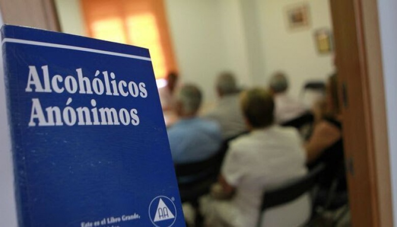 Charla informativa de Alcohólicos Anónimos en el Centro Comunitario de San Bernardo
