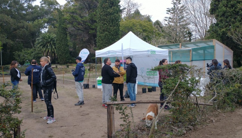 Comenzó el intercambio de plantines por cinco botellas plásticas en el Parque Ambiental Vivero Cosme Argerich