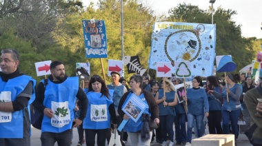 Con un desfile se celebraron los 50 años de la educación de adultos en el Partido de La Costa