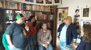 Exponen por primera vez el acervo histórico de la Biblioteca Popular “John William Cooke” en Mar del Tuyú
