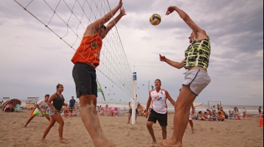 Alumnas y alumnos de las escuelas secundarias participaron de una jornada recreativa y deportiva en playa