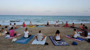 La Costa ofrece clases de yoga y pilates a orillas del mar
