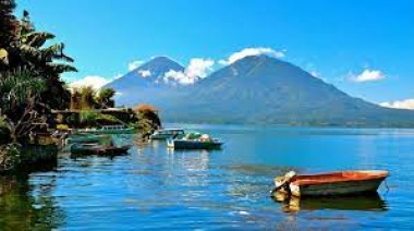 Cómo el calentamiento global afecta el color del agua de los lagos
