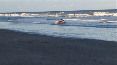 Guardavidas salvó de milagro a una persona que ingresó al mar en una moto de agua sin chaleco salvavidas