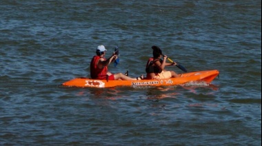 ¿Cuáles son las precauciones que hay que tomar para ingresar al mar en un kayak?