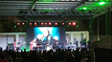 La magia del "Rock Argento" se desplegó en una espectacular noche tributo a Charly García en Plaza Pereira