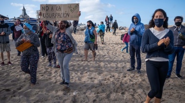 Marchan contra la privatización de las playas públicas y desmantelan parte de un balneario
