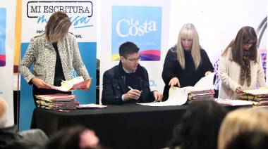 Continúa el programa gratuito de Regularización Dominial con la entrega de escrituras a 104 familias costeras