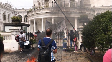 Represión a vecinos de La Plata que pedían obras y agua corriente frente al municipio