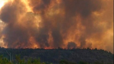 El Bolsón: refuerzan el apoyo para combatir el incendio y declaran el estado de emergencia