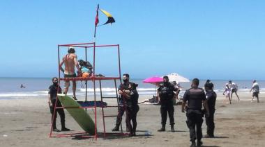 Sin saberlo, una guardavidas evitó que se realice una fiesta con música y alcohol en la playa