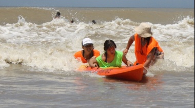 Las personas con discapacidades cuentan con recursos para disfrutar del mar en todas las localidades