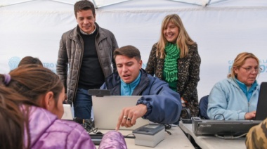 Alvarez Rodríguez recorrió operativo de documentación y entregó equipamiento para trámites registrales