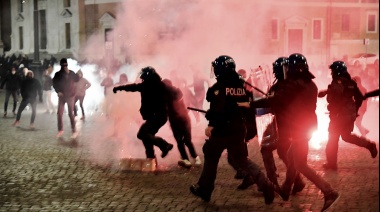 Violentos enfrentamientos entre manifestantes y la policía en protesta por las medidas de aislamiento