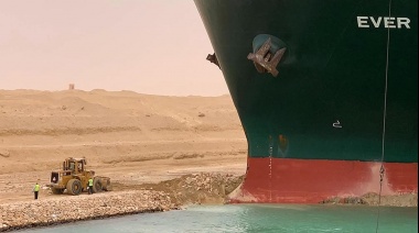 Avanza el operativo para desencallar al buque que bloqueó el canal de Suez