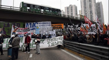 Trabajadores tercerizados protestan y bloquean el Puente Pueyrredón