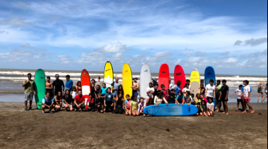 El programa ENVION lleva a cabo clases de surf inclusivas para niños y niñas