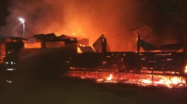 Un devastador incendio destruyó un local de gastronomía en el puerto de San Clemente del Tuyú