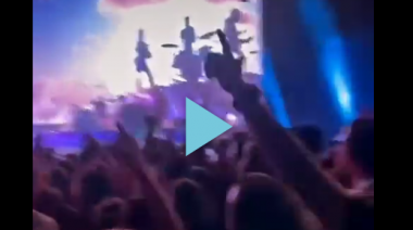 El Indio Solari cantó Vamos las Bandas y le cambió la letra: "el que no salta vota a Milei"