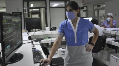 Extenuados por la segunda ola de coronavirus, los enfermeros y enfermeras celebran su día