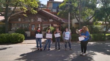 Protesta frente a la municipalidad de Pinamar por la estafa con las tarjetas Alimentar