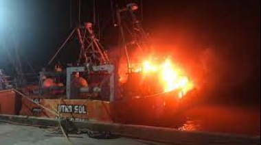 Voraz incendio: las llamas consumieron dos barcos pesqueros