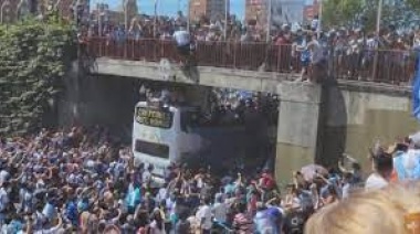 Dos hinchas se tiraron de un puente para colarse en el micro de la Selección argentina