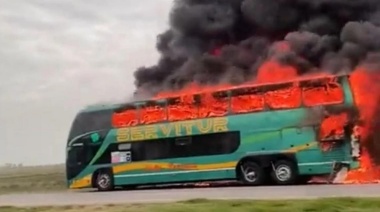 Voraz incendio  destruye micro marplatense con pasajeros en la Ruta 2