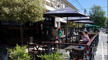 Decks, veredas y foodtrucks, las alternativas gastronómicas para esta temporada en pandemia