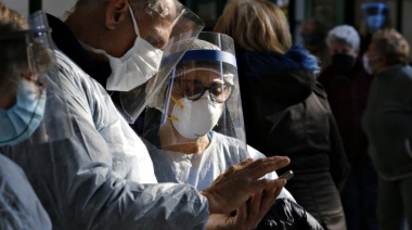 Infectólogos sugieren avanzar con el "toque de queda sanitario" desde las 22 horas