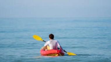 Héroe improvisado salva a kayakista en apuros en Costa del Este
